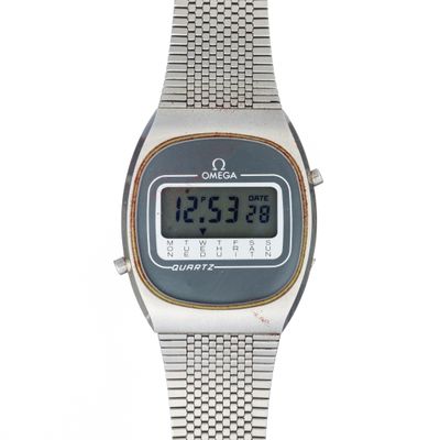 un gros plan d'une montre numérique sur fond blanc