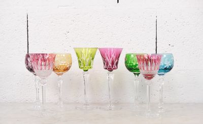 cinq verres à vin alignés sur une table