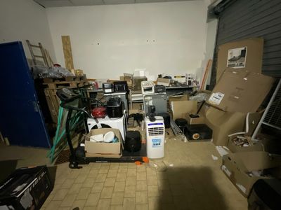 une pièce avec beaucoup d'objets sur le sol