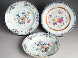 trois assiettes à motifs floraux posées sur une table