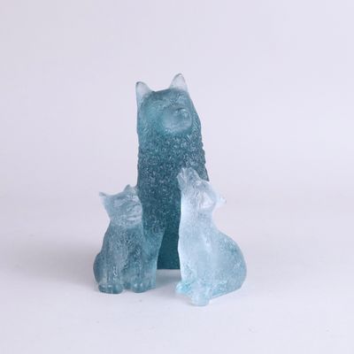 deux morceaux de glace posés l'un à côté de l'autre sur une surface blanche