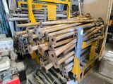 un gros tas de tiges métalliques empilées les unes sur les autres