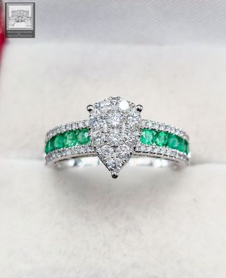 Bague Poire en or blanc 750°/.(18K), ornée d'une ligne d'éme…