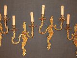 cinq bougies accrochées au mur