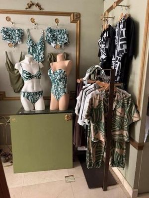 une photo d'un magasin de vêtements avec des mannequins et des vêtements exposés