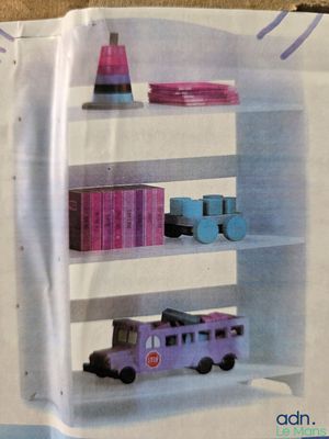 une photo d'une étagère sur laquelle est posé un petit train