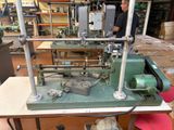 une machine posée sur une table dans une usine