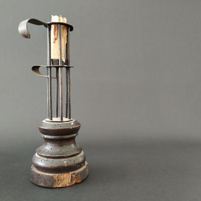 an image of a metal object on a gray surface