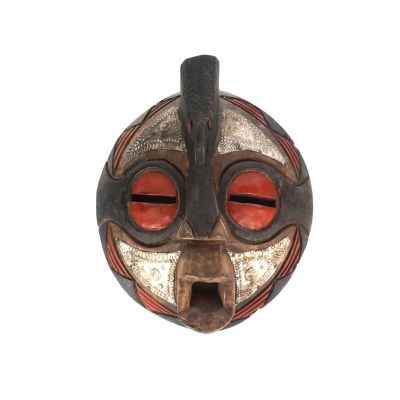 une image représentant un masque en bois aux yeux rouges
