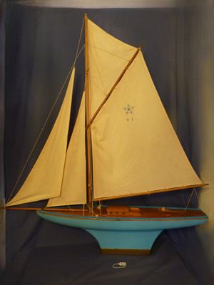 Grand voilier « Nova » à quille lestée (vers 1950-60), en bo…