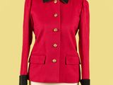 une photo d'une veste rouge pour femme sur un mannequin