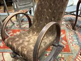 une chaise posée sur un tapis dans une pièce