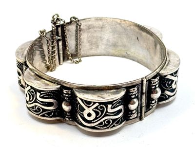 Bracelet rigide oriental en argent à décor de motifs géométr…