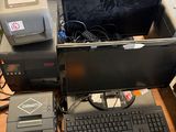 un bureau sur lequel se trouvent un ordinateur, une imprimante et d'autres appareils électroniques