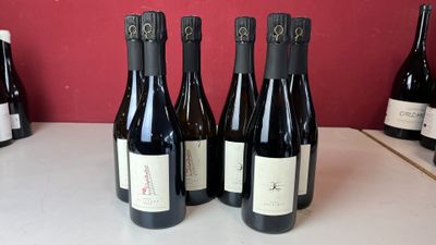 quatre bouteilles de vin sont alignées sur un comptoir