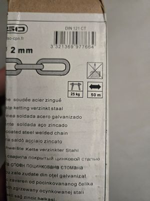 quelqu'un tient une boîte dans laquelle se trouve un bout de papier