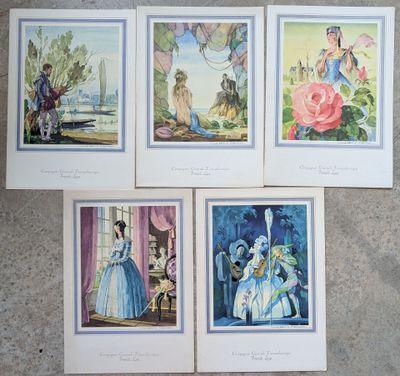 quatre photos encadrées représentant une femme en robe bleue et un homme en robe rose