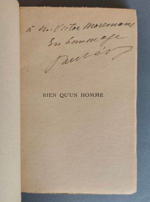 un livre ouvert, sur lequel figure un titre écrit à la main, posé sur une table