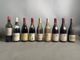 plusieurs bouteilles de vin sont alignées sur une table