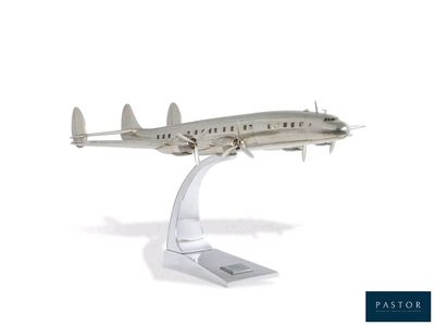 une maquette d'avion en argent posée sur un socle