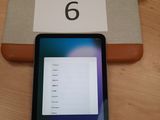 une tablette sur laquelle figure un chiffre à l'écran, à côté d'une case