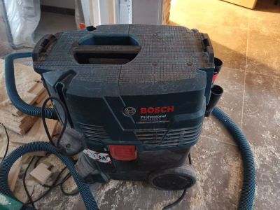 a vacuum that is sitting on the floor in the room