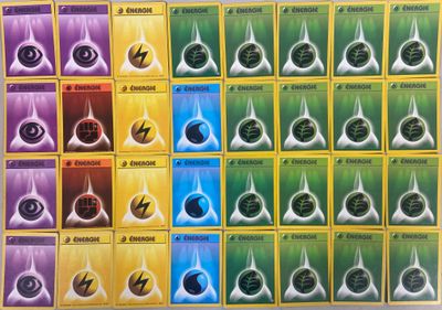 un gros plan sur un jeu de société comportant de nombreuses cartes