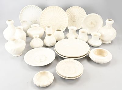 les nombreux vases et assiettes blancs qui se trouvent sur la table
