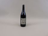 la bouteille de vin est posée sur une surface blanche
