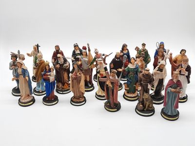 de nombreuses figurines de personnes qui se tiennent ensemble