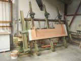 une machine qui travaille sur une pièce de bois