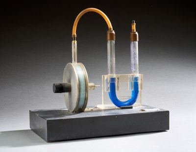 une maquette d'une pompe à eau avec un tuyau bleu