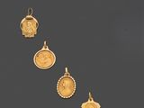 un ensemble de cinq pendentifs en or de tailles et de formes variées