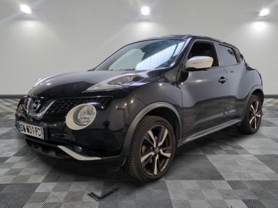 La Nissan Juke noire est garée sur un sol à damier