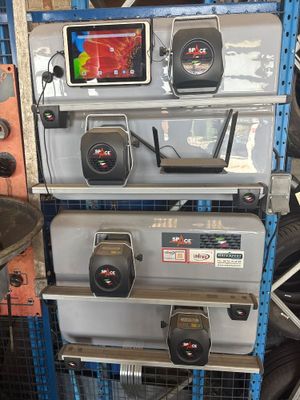 de nombreux types d'équipements différents montés sur un rack