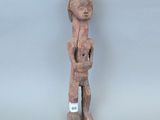 statue représentant un homme tenant un bébé dans ses bras