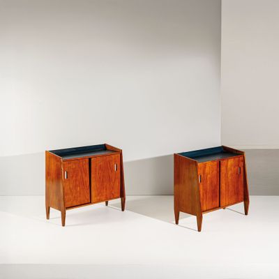 une paire de tables de chevet de style « person »