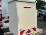 un camion blanc avec une bande rouge à l'arrière