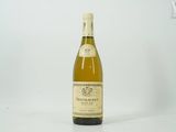 une bouteille de vin posée sur une table
