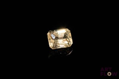 gros plan d'un diamant jaune sur une surface noire