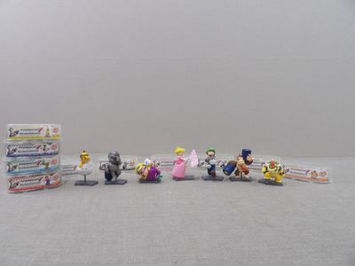 beaucoup de figurines qui traînent par terre