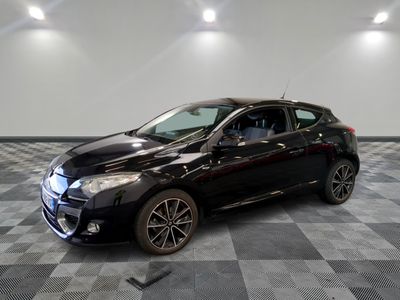 la photo d'une voiture noire sur un sol en damier