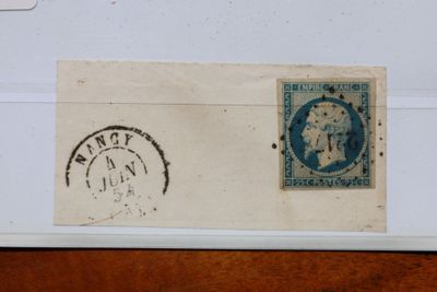 deux timbres posés sur un morceau de papier posé sur une table en bois