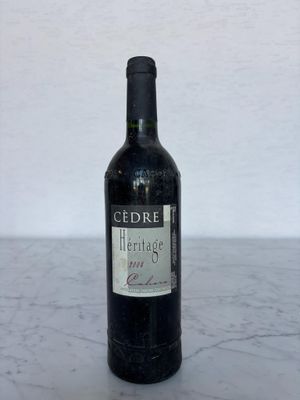 une bouteille de vin posée sur une table