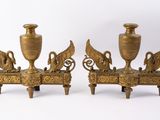 paire de bougeoirs anciens en laiton ornés d'oiseaux