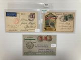 Trois vieilles cartes postales sont exposées dans une vitrine.