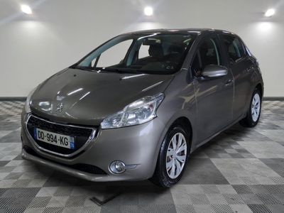 la voiture grise est garée dans le garage sur le sol en damier