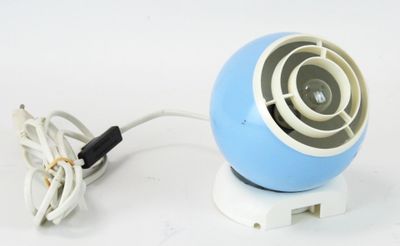 l'image d'un éventail bleu et blanc posé sur une surface blanche