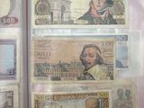 quatre billets de banque différents portant l'image d'un homme et d'une femme