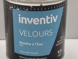 un pot de peinture posé sur une table blanche